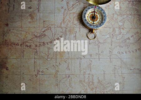 Ancien compas sur l'arrière-plan de la carte vintage Banque D'Images