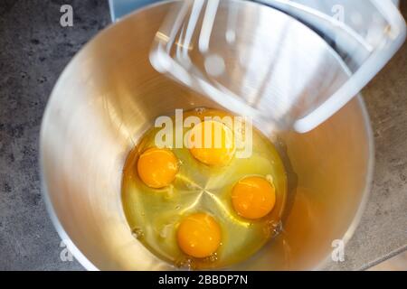 Battre des œufs avec du sucre dans une machine de cuisine. Embout crème Banque D'Images