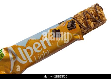 Alpen Light Jaffa Cake bar haut en fibre ouverte pour montrer le contenu sur fond blanc Banque D'Images