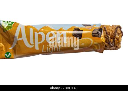 Alpen Light Jaffa Cake bar haut en fibre ouverte pour montrer le contenu sur fond blanc Banque D'Images