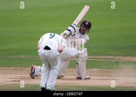 Le Rory Burns de Surrey dans l'action de lutte Banque D'Images