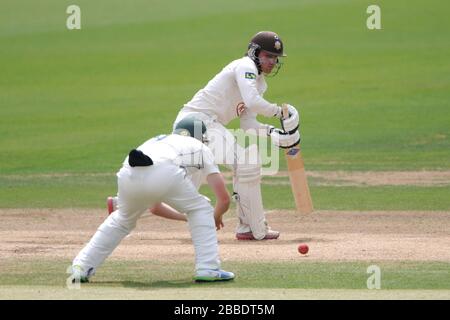 Le Rory Burns de Surrey dans l'action de lutte Banque D'Images