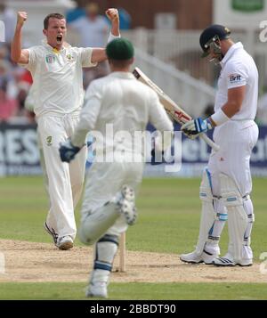 Le wailer australien Peter Siddle célèbre après avoir pris le batteur de cricket d'Angleterre Matthew avant 31 au cours du troisième jour du premier match d'essai Investec Ashes à Trent Bridge, Nottingham. Banque D'Images