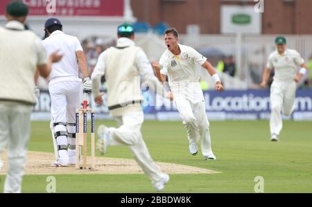 James Pattinson, le melon australien, célèbre le fait de prendre le cricket d'Alastair Cook, capitaine de l'Angleterre, au cours de la première journée du premier match d'essai Investec Ashes à Trent Bridge, Nottingham. Banque D'Images