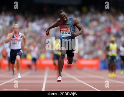 Le boulon Usain de la Jamaïque remporte le relais de 4 x 100 mètres pour le club de course lors du deuxième jour de la réunion de la Ligue des diamants de Londres de l'IAAF au stade olympique de Londres. Banque D'Images