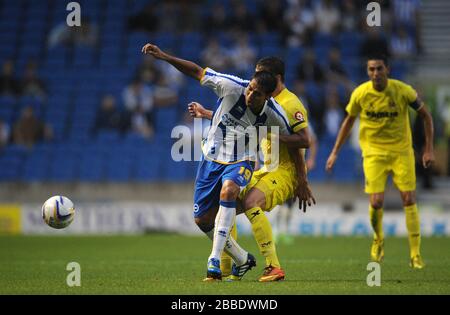 Brighton et Hove Albion Leonardo Ulloa (à gauche) et la bataille d'Aleksandar Pantic de Villarreal pour le ballon pendant le match amical d'avant-saison au stade AMEX, Brighton. Banque D'Images