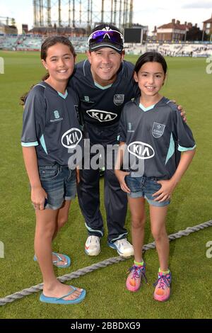 Ricky Ponting de Surrey pose pour une photo avec les mascottes de jour de match Banque D'Images