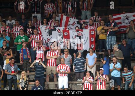 Les fans de Sparta Rotterdam applaudissaient leurs côtés dans les tribunes Banque D'Images