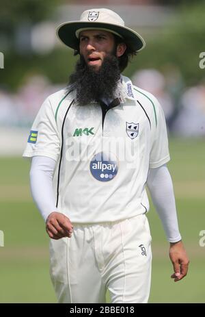 Moeen Ali de Worcestershire sur le terrain au cours du troisième jour du match international d'échauffement de New Road contre l'Australie à Worcester. Banque D'Images