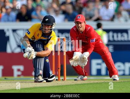 Les chauves-souris Phillip Jaques du Yorkshire Vikings, telles que la croix Gareth (R) du Lancashire Lightning, sont à l'écoute Banque D'Images