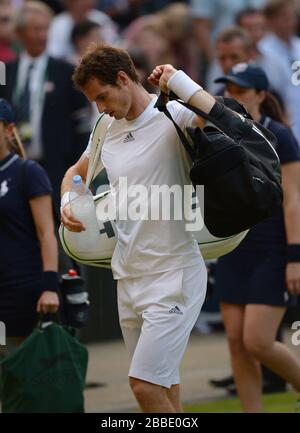 Andy Murray, de Grande-Bretagne, part après que le juge-arbitre ait décidé de fermer le toit, lors de sa demi-finale contre Jerzy Janowicz de Pologne Banque D'Images