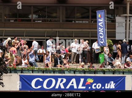 Les amateurs de course profitent de leur journée à la Coral-Eclipse Day à l'hippodrome de Sandown Banque D'Images