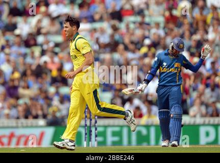 Mitchell Johnson (à gauche), en Australie, célèbre la participation au cricket de Lahiru Thirimanne (à droite) de Sri Lanka lors du match du trophée des Champions de la CPI à l'Oval de Kia, à Londres. Banque D'Images