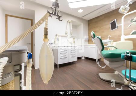 Armoire de dentisterie avec chaise pour enfants dans un hôpital moderne Banque D'Images