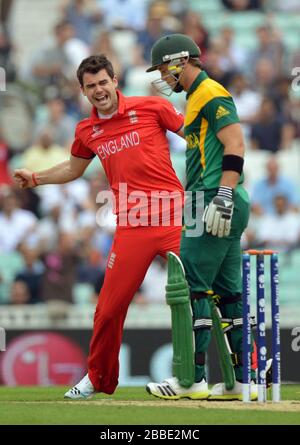 James Anderson (à gauche), en Angleterre, célèbre la participation au cricket de Colin Ingram, lbw pour 0 en Afrique du Sud lors du trophée Champions de la CPI, semi-finale à l'Oval, Londres. Banque D'Images