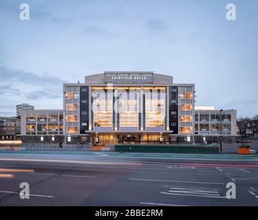 Fairfield Hall au crépuscule. Fairfield Halls, Croydon, Royaume-Uni. Architecte: MICA, 2019. Banque D'Images