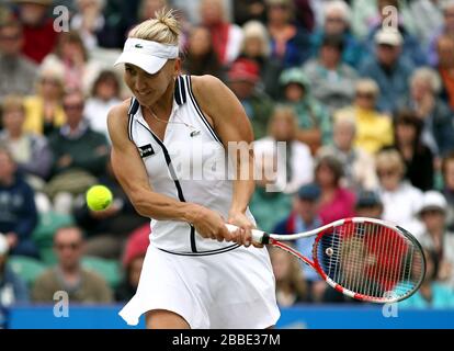 Elena Vesnina de Russie en action contre le Na Li de Chine pendant l'AEGON International au Devonshire Park, Eastbourne. Banque D'Images