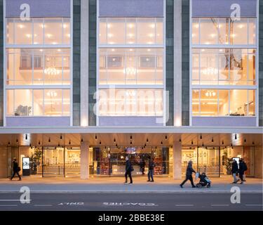 Entrée au Fairfield Hall au crépuscule. Fairfield Halls, Croydon, Royaume-Uni. Architecte: MICA, 2019. Banque D'Images