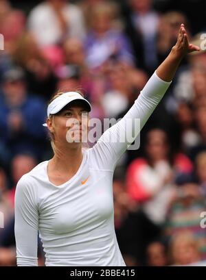 La Russie Maria Sharapova célèbre la défaite de la France Kristina Mladenovic Banque D'Images