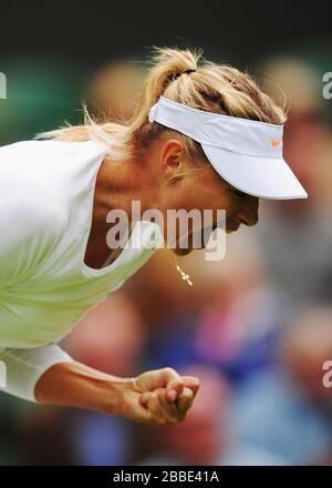 La Russie Maria Sharapova célèbre avoir remporté le premier set contre la France Kristina Mladenovic Banque D'Images