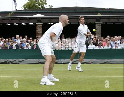 Les grands Britanniques Jamie Delgado (à gauche) et l'Australias Matthew Ebden (à droite) en action contre les Lleyton Hewitt et les Mark Knowles de Bahama au cours du quatrième jour des championnats de Wimbledon au All England Lawn tennis and Croquet Club, Wimbledon. Banque D'Images