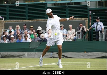 James Blake aux États-Unis en action contre Bernard Tomic en Australie au cours du quatrième jour des championnats de Wimbledon au All England Lawn tennis and Croquet Club, Wimbledon. Banque D'Images