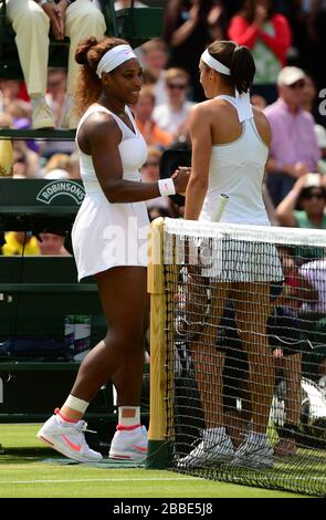 Serena Williams des États-Unis célèbre la défaite de Caroline Garcia en France (à droite) Banque D'Images