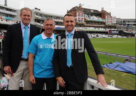 L'ancien international australien Tom Moody (à gauche), l'ancien capitaine de l'Angleterre Alec Stewart (au centre) et l'ancien Dominic Cork (à droite) international de l'Angleterre posent pour une photo à l'aide du cricket Uni avant le match entre l'Angleterre et la Nouvelle-Zélande. Banque D'Images