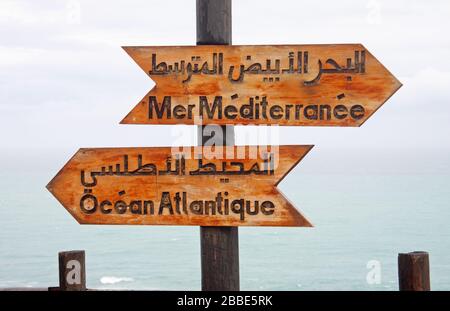 Signpost pour le point de rencontre de l'Atlantique et de la Méditerranée au Cap Spartel, près de Tanger, Maroc Banque D'Images