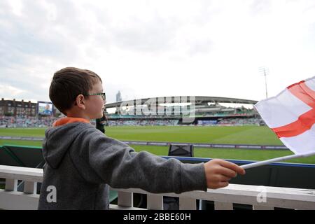 Un jeune fan a un drapeau avant le match entre l'Angleterre et la Nouvelle-Zélande Banque D'Images