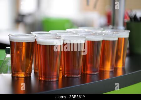 Des boissons sont servies sur la terrasse sur le toit de Corinthian (stand OCS) pendant le match entre l'Angleterre et la Nouvelle-Zélande. Banque D'Images