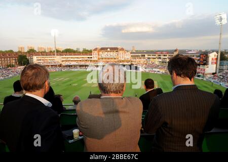 Les spectateurs regardent l'action de la terrasse sur le toit de Corinthian (stand OCS) pendant le match entre l'Angleterre et la Nouvelle-Zélande. Banque D'Images