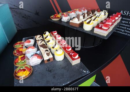 Hospitalité alimentaire sur la terrasse sur le toit de Corinthian (stand OCS) pendant le match entre l'Angleterre et la Nouvelle-Zélande. Banque D'Images