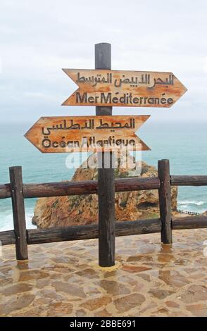 Signpost pour le point de rencontre de l'Atlantique et de la Méditerranée au Cap Spartel, près de Tanger, Maroc Banque D'Images