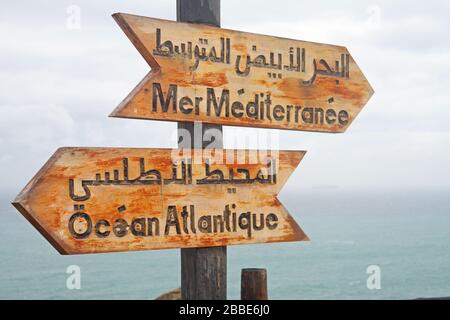 Signpost pour le point de rencontre de l'Atlantique et de la Méditerranée au Cap Spartel, près de Tanger, Maroc Banque D'Images