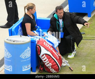 La Grande-Bretagne Melanie South parle à son entraîneur Jeremy Bates lors de son match avec la Slovaquie Magdalena Rybarikova pendant la classique AEGON au Prieuré d'Edgbaston, Birmingham. Banque D'Images