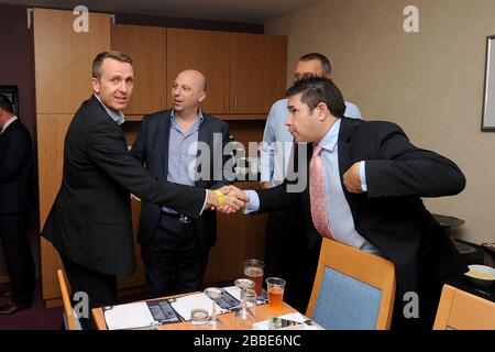 L'ancien cricketer d'Angleterre Dominic Cork dans une boîte d'hospitalité Banque D'Images