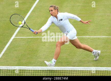 Marina Erakovic en action dans le double match avec le partenaire Cara Black contre Laura Robson et Lisa Raymond pendant l'AEGON Classic au Prieuré d'Edgbaston, Birmingham. Banque D'Images