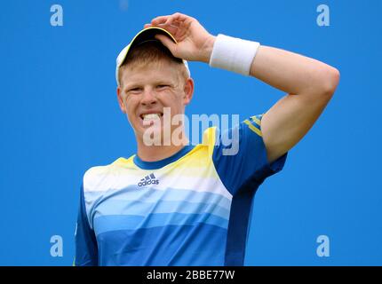 Kyle Edmund de Grande-Bretagne en action contre Grega Zemlja de Slovénie le deuxième jour des Championnats AEGON au Queen's Club de Londres. Banque D'Images