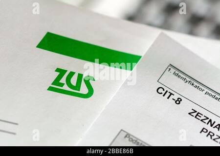 Gdansk, Pologne - 31 mars 2020: Logo ZUS (National social Insurance Company) et formulaire d'impôt pour le cirage des revenus CIT Banque D'Images