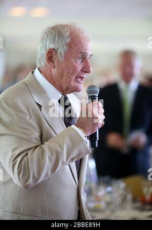 Le producteur américain de films Jerry Weintraub à l'hippodrome de Sandown Park Banque D'Images