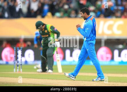 Le Ravindrasinh Jadeja, en Inde, célèbre le fait de prendre le cricket de la Misbah ul Haq au Pakistan Banque D'Images