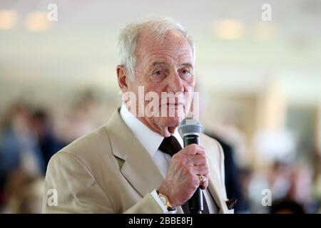 Le producteur américain de films Jerry Weintraub à l'hippodrome de Sandown Park Banque D'Images