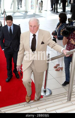 Jerry Weintraub, producteur américain de films, arrive pour l'événement caritatif The Not on our Watch à l'hippodrome de Sandown Park Banque D'Images