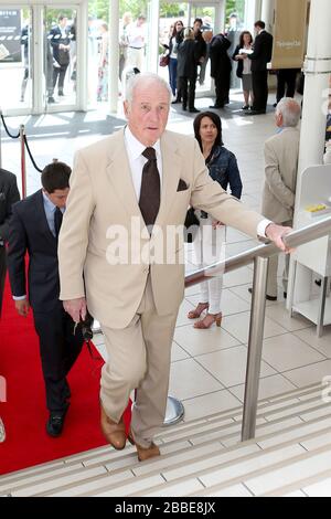 Jerry Weintraub, producteur américain de films, arrive pour l'événement caritatif The Not on our Watch à l'hippodrome de Sandown Park Banque D'Images