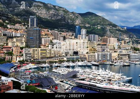 La CONDAMINE, MONACO - 16 MAI : vue aérienne du Port Hercules le 16 mai 2015 à la Condamine, Monaco, lors des préparatifs de la 73 Gra de Monaco Banque D'Images
