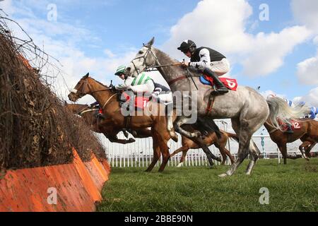 Le terrain de saut dans la Kempton.co.uk Conditional Jockey's handicap Hurdle - Horse Racing à l'hippodrome de Kempton Park Banque D'Images