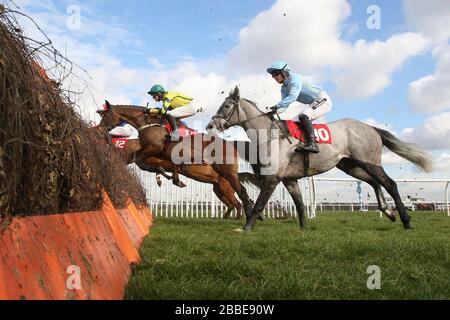 Le terrain de saut dans la Kempton.co.uk Conditional Jockey's handicap Hurdle - Horse Racing à l'hippodrome de Kempton Park Banque D'Images