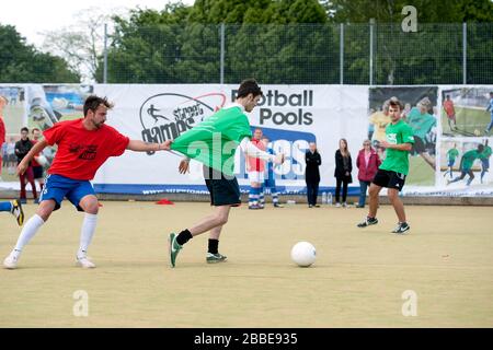 Équipes en action pendant les piscines de football de Streetgames Fives à Chesterfield Banque D'Images