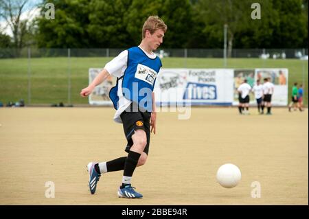 Équipes en action pendant les piscines de football de Streetgames Fives à Chesterfield Banque D'Images